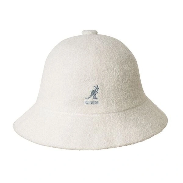 Kangol Bermuda Casual Weiss: Sommerliche Leichtigkeit trifft ikonischen Stil für deinen perfekten Auftritt.